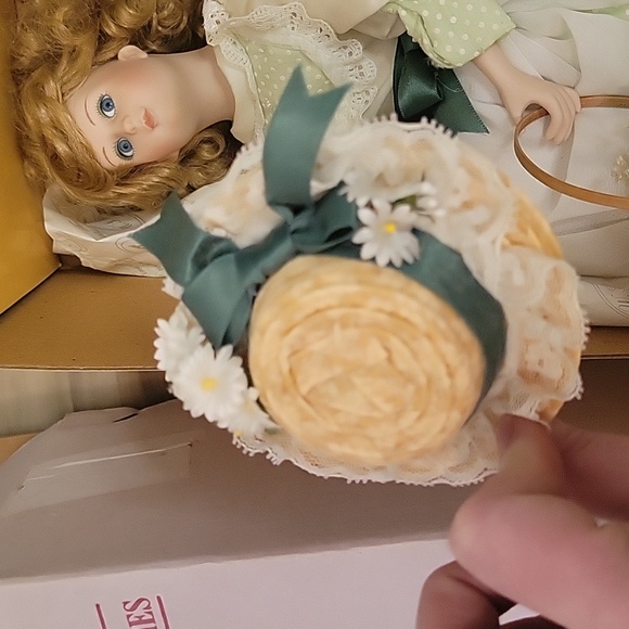 NWT Limited Edition Porcelain Romantic Flower Maidens "Daisy" 1990 - Picture 6 of 12